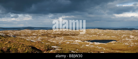 Lac et paysage désertique, la côte est, Isle of Harris, Hébrides extérieures, en Écosse Banque D'Images