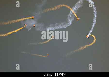 Le Régiment de parachutistes en chute libre l'ÉQUIPELE Conseil des Diables Rouges L'équipe de démonstration de parachutisme air show de Southend essex england uk europe Banque D'Images