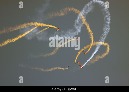 Le Régiment de parachutistes en chute libre l'ÉQUIPELE Conseil des Diables Rouges L'équipe de démonstration de parachutisme air show de Southend essex england uk europe Banque D'Images