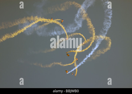 Le Régiment de parachutistes en chute libre l'ÉQUIPELE Conseil des Diables Rouges L'équipe de démonstration de parachutisme air show de Southend essex england uk europe Banque D'Images