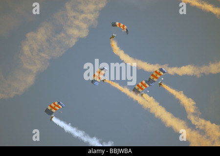 Le Régiment de parachutistes en chute libre l'ÉQUIPELE Conseil des Diables Rouges L'équipe de démonstration de parachutisme air show de Southend essex england uk europe Banque D'Images