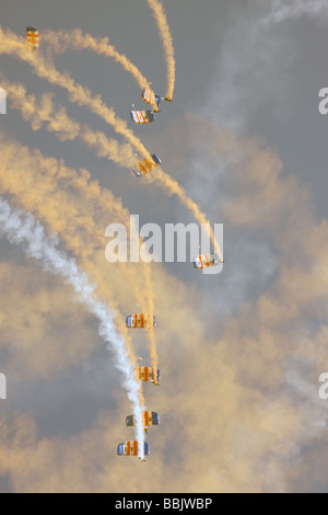 Le Régiment de parachutistes en chute libre l'ÉQUIPELE Conseil des Diables Rouges L'équipe de démonstration de parachutisme air show de Southend essex england uk europe Banque D'Images