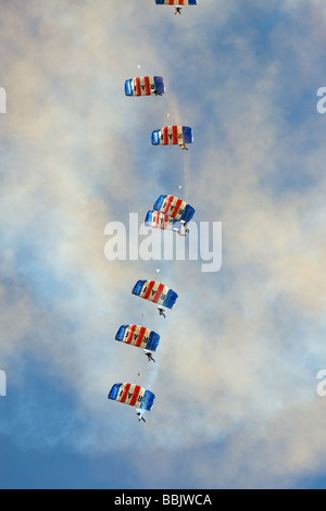 Le Régiment de parachutistes en chute libre l'ÉQUIPELE Conseil des Diables Rouges L'équipe de démonstration de parachutisme air show de Southend essex england uk europe Banque D'Images