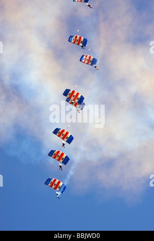 Le Régiment de parachutistes en chute libre l'ÉQUIPELE Conseil des Diables Rouges L'équipe de démonstration de parachutisme air show de Southend essex england uk europe Banque D'Images