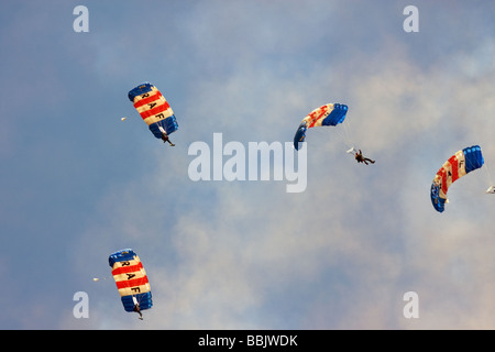 Le Régiment de parachutistes en chute libre l'ÉQUIPELE Conseil des Diables Rouges L'équipe de démonstration de parachutisme air show de Southend essex england uk europe Banque D'Images