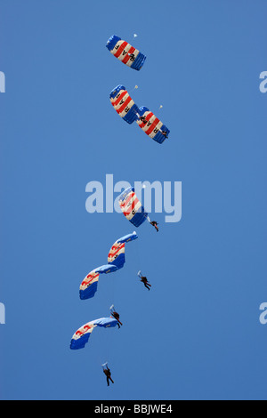 Le Régiment de parachutistes en chute libre l'ÉQUIPELE Conseil des Diables Rouges L'équipe de démonstration de parachutisme air show de Southend essex england uk europe Banque D'Images