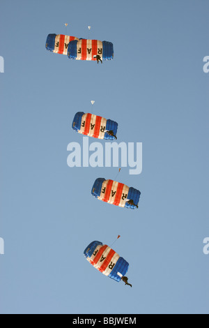 Le Régiment de parachutistes en chute libre l'ÉQUIPELE Conseil des Diables Rouges L'équipe de démonstration de parachutisme air show de Southend essex england uk europe Banque D'Images