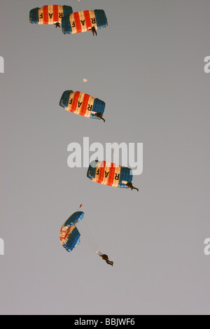 Le Régiment de parachutistes en chute libre l'ÉQUIPELE Conseil des Diables Rouges L'équipe de démonstration de parachutisme air show de Southend essex england uk europe Banque D'Images