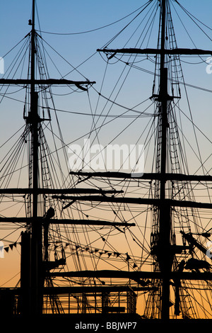 Silhouette de tall ship sails at Dusk, Gloucester Docks Tall Ships Festival 2009, Gloucestershire, Royaume-Uni Banque D'Images