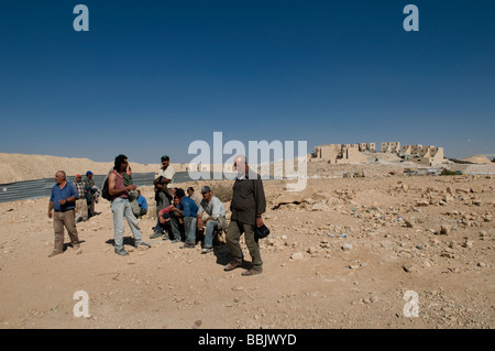 Un groupe de constructeurs arabes sur un site de construction à Mitzpe Ramon une ville dans le désert du Néguev, dans le sud de l'Israël Banque D'Images