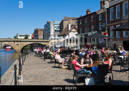 Riverfront Pub sur King's Staith, rivière Ouse, York, North Yorkshire, Angleterre Banque D'Images