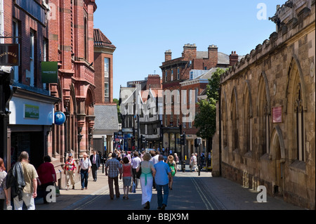 Boutiques sur Ousegate élevé près de l'église All Saints dans le centre-ville, York, North Yorkshire, Angleterre Banque D'Images