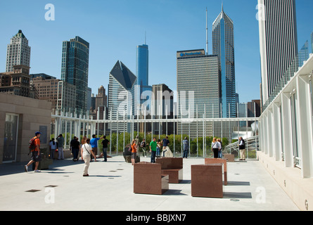 CHICAGO Illinois Les visiteurs apprécient la vue sur l'horizon à partir de la terrasse de la famille Bluhm en aile moderne de l'Institut d'art sculpture afficher Banque D'Images