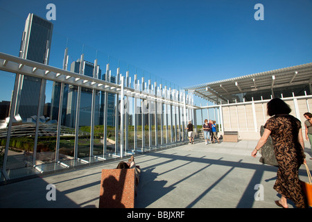 CHICAGO Illinois visiteurs et la sculpture à la famille Bluhm Terrasse en aile moderne de l'Art Institute de la ville et du Parc du millénaire Banque D'Images