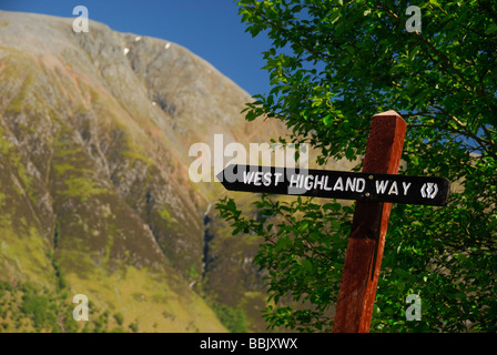 West Highland Way signpost, Ben Nevis, en l'arrière-plan Banque D'Images