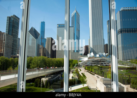 CHICAGO Illinois Les visiteurs apprécient la vue sur l'horizon à partir de la terrasse de la famille Bluhm en aile moderne de l'Art Institute Nichols Bridgeway connect Banque D'Images