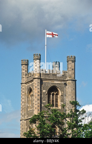 Tour de l'église du 16ème siècle battant pavillon croix St George au Henley on Thames dans l'Oxfordshire England UK Banque D'Images