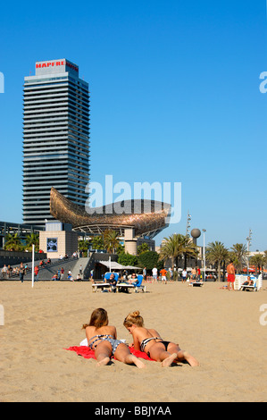 Le soleil à la plage de Barceloneta avec Frank Gehry, Sculpture et poissons Peix Tour Mapfre ESPAGNE Catalogne Barcelone Banque D'Images