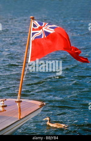 Le Red Ensign vole sur un lancer sur la Tamise au Henley England UK Banque D'Images