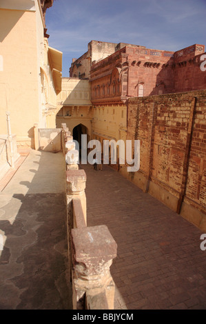 Distance à marcher dans cour intérieure de Fort Mehrangarh Jodhpur Rajasthan Inde. Banque D'Images