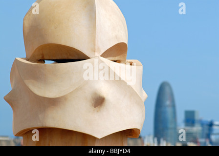 Guerrier comme cheminée sur toit de La Pedrera Casa Mila avec en arrière-plan Bâtiment Torre Agbar Barcelone Catalogne Espagne Banque D'Images