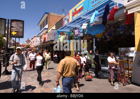 Elk187 2008 Mexique Aguascalientes Downtown Street scene personnes shopping Banque D'Images