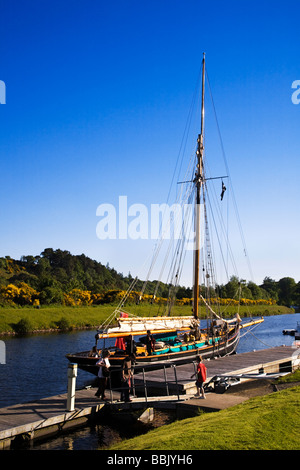 Un vieux yacht en bois amarré sur le Canal Calédonien à Dochgarroch, région des Highlands, en Écosse. Banque D'Images