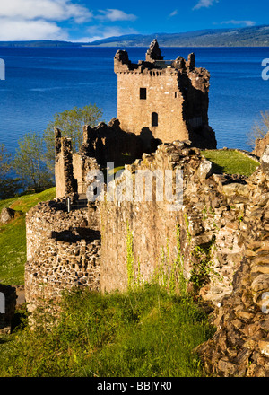 Le Château d'Urquhart sur les rives du Loch Ness Près de Drumnadrochit, région des Highlands, en Écosse. Banque D'Images