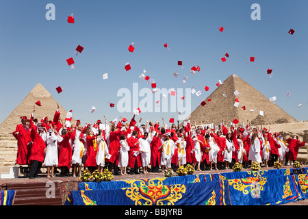 Jeter les chapeaux en l'air en fête, Cairo American College (PCA) à l'obtention du diplôme les pyramides, Le Caire Banque D'Images