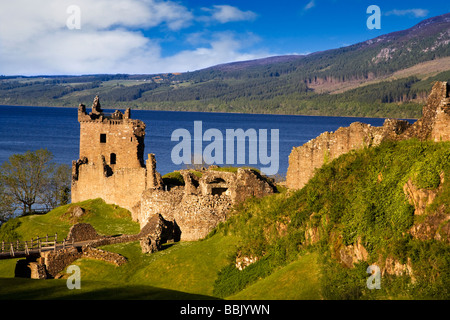 Le Château d'Urquhart sur les rives du Loch Ness Près de Drumnadrochit, région des Highlands, en Écosse. Banque D'Images