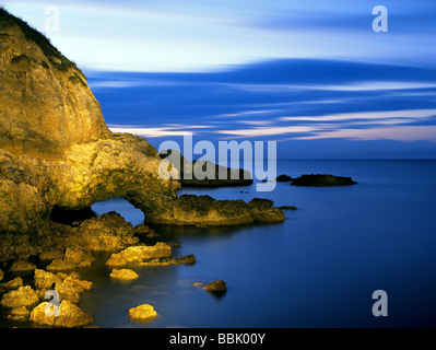 Rocky seascape près de Marsden Bay le long de la South Tyneside côtes au nord-est de l'Angleterre. Banque D'Images