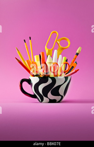 Tasse de café et d'autres crayons 24 paraphanalia Banque D'Images