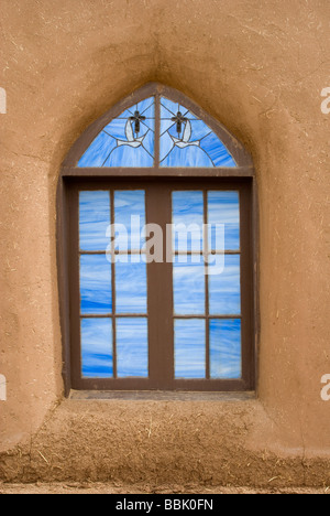 USA New Mexico Taos Pueblo bâtiment fenêtre fenêtre Adobe église petits carreaux de verre bleu Banque D'Images