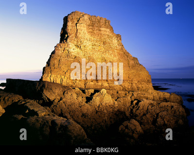 La pile de la mer près de Marsden Bay le long de la South Tyneside côtes au nord-est de l'Angleterre au Royaume-Uni. Banque D'Images