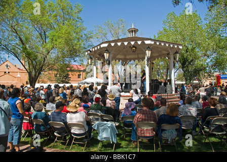 USA New Mexico Albuquerque Gazebo dans Old Town Square en face de l'église San Felipe de Neri célébration Banque D'Images