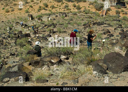 USA New Mexico Albuquerque Petroglyph National Monument Boca Negra Canyon escalade touristique d'art rock hill Banque D'Images