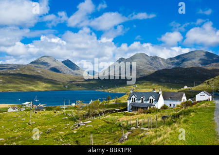 L'impressionnant Harris montagnes derrière le petit village d'Asaig Aird sur l'A859 reliant avec Stornoway Tarbert Banque D'Images