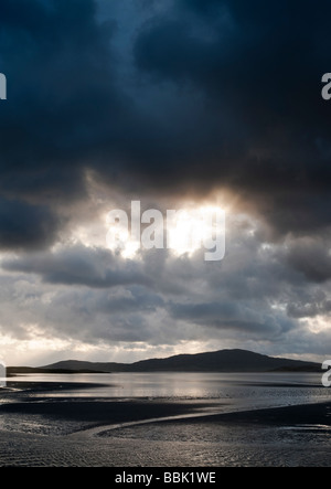 Le coucher du soleil et nuages de tempête sur Isle of Harris, Luskentyre plage, îles Hébrides, Ecosse Banque D'Images