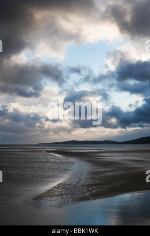 Le coucher du soleil et nuages de tempête sur Isle of Harris, Luskentyre plage, îles Hébrides, Ecosse Banque D'Images