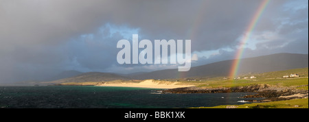 Arc en Ciel et nuages de tempête plus lar Traigh Beach, South Harris, Hébrides extérieures, en Écosse Banque D'Images