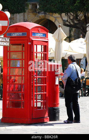Malte. Un rouge traditionnel de la phonebox et boite aux lettres sur la place de la République dans le centre de La Valette. L'année 2009. Banque D'Images