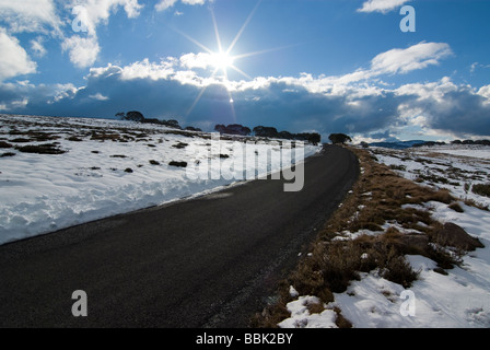 Bogong High Plains Road après le début de l'automne de neige Banque D'Images