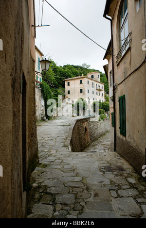 Une ruelle étroite dans l'ancienne ville de Marciana, Elba Island, Italy. Banque D'Images
