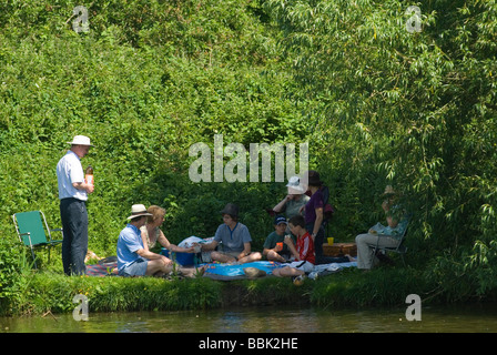 Pique-nique en famille sur les rives de la Rivière Thames Rivière Isis dans Oxford Oxfordshire 2000s, 2009 HOMER SYKES Banque D'Images