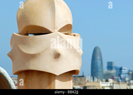 Guerrier comme cheminée sur toit de La Pedrera Casa Mila avec en arrière-plan Bâtiment Torre Agbar Barcelone Catalogne Espagne Banque D'Images