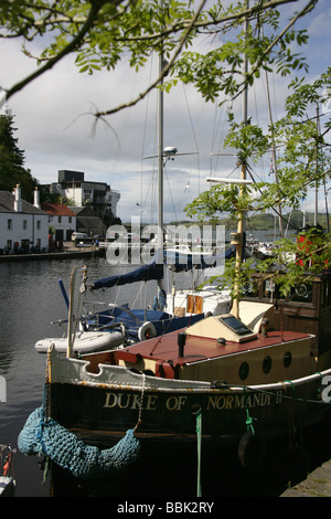 Crinan Canal, l'Écosse. Les loisirs et les bateaux de pêche amarrés dans le port de Crinan avec le duc de Normandie II remorqueur dans l'avant-plan. Banque D'Images