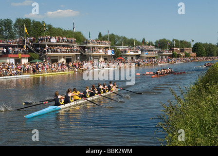 Oxford University Rowing Clubs Eights week le club House aviron Courses sur la rivière Isis en fait la rivière Thames Oxfordshire 2009 HOMER SYKES des années 2000 Banque D'Images