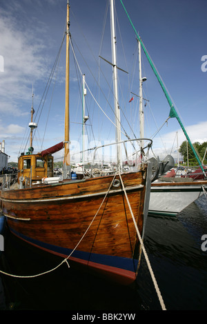 Crinan Canal, l'Écosse. Scarbh bateaux de pêche amarrés au port près de Crinan le son du Jura, sur la côte ouest de l'Écosse. Banque D'Images