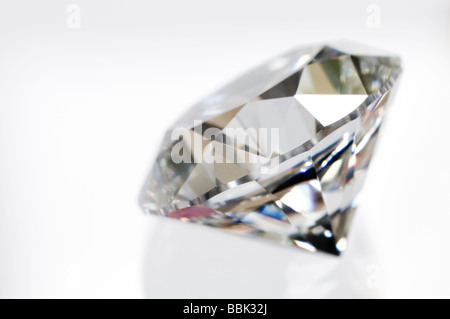 Round cut diamond (lab-zircone cubique créé sur le côté) Banque D'Images