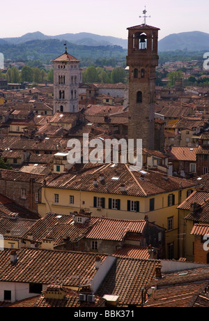 Vue de la ville haute de Torre Guinigi à Torre delle ore et chiesa di San Michele in foro, Lucca, Toscane,Italie,Europe Banque D'Images